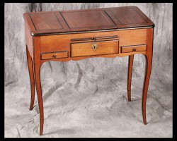 Louis XV walnut poudreuse Louis XV walnut poudreuse